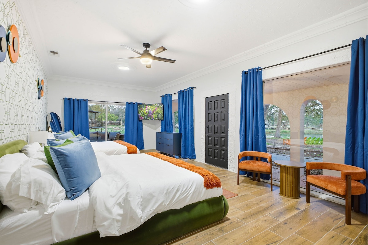 ملاذ مشرق ومبهج: استمتع بالديكور النابض بالحياة والأسرة المريحة والإطلالات الخارجية الجميلة!