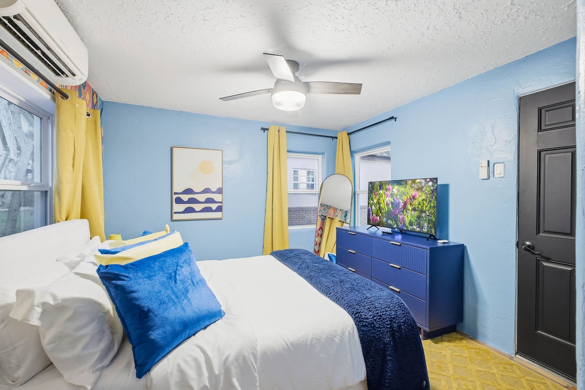 غرفة نوم ساحرة: الأزرق الساطع واللمسات المشمسة تخلق ملاذًا نابضًا بالحياة لإقامتك!