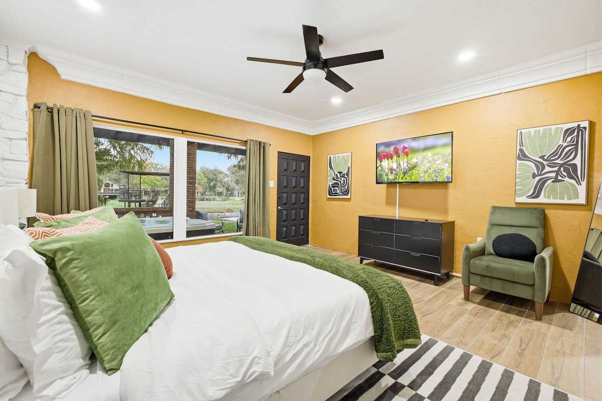 ملاذ غرفة النوم: غرفة أنيقة مع ديكور نابض بالحياة وإطلالات خلابة ووسائل راحة عصرية في انتظارك!