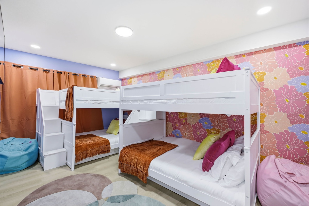 غرفة سرير بطابقين: ملاذ مليء بالمرح مع ديكور نابض بالحياة، مثالي للمغامرات مع العائلة أو الأصدقاء!