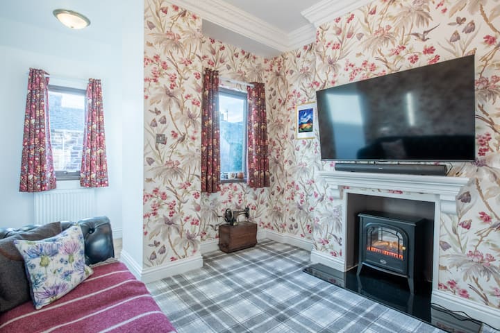 Cozy Thistle · Traditional Scottish Charm - Inverness