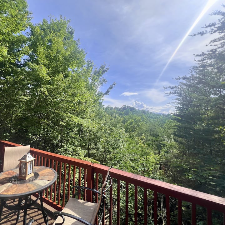 *Specials* Mountain Cabin W/ Hot Tub & Game Room - Gatlinburg, TN