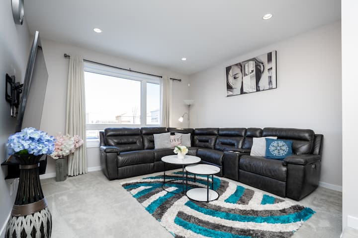 Spacious Home At Winnipeg+free Parking| 3br/2.5b - Winnipeg