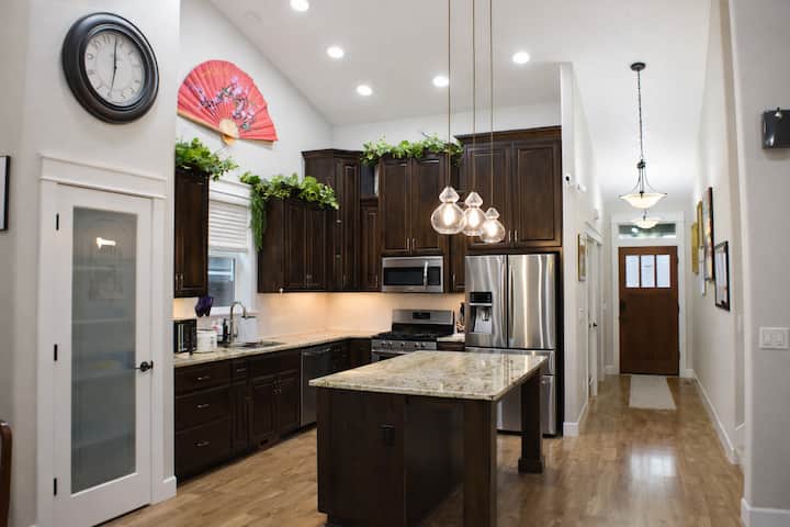 Family Home, 2 Masters, Sleeps 10+, Patio In Salem - Salem, OR