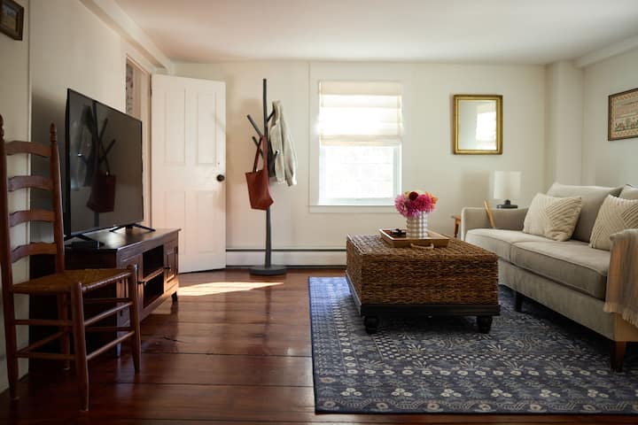 The Farmhouse Loft Guesthouse - Middletown, CT