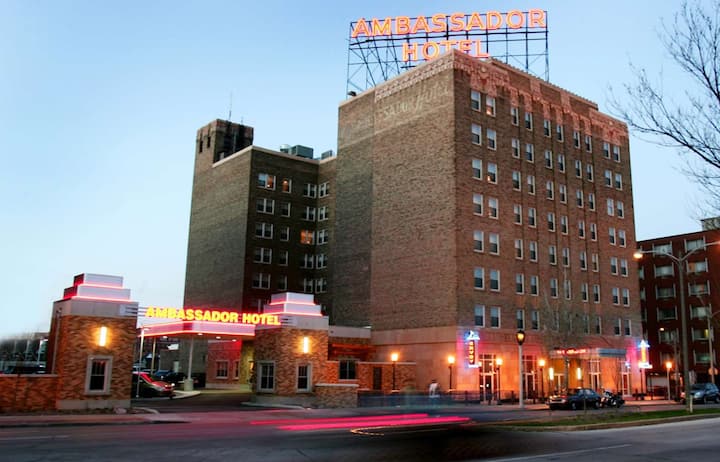 King Suite| Ambassador Hotel| Near Harley Museum - Milwaukee, WI