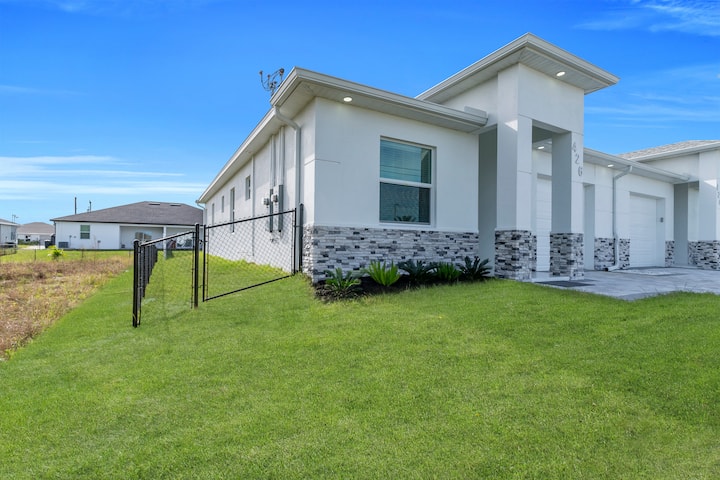 3br Home Near Fort Myers Airport - Lehigh Acres, FL