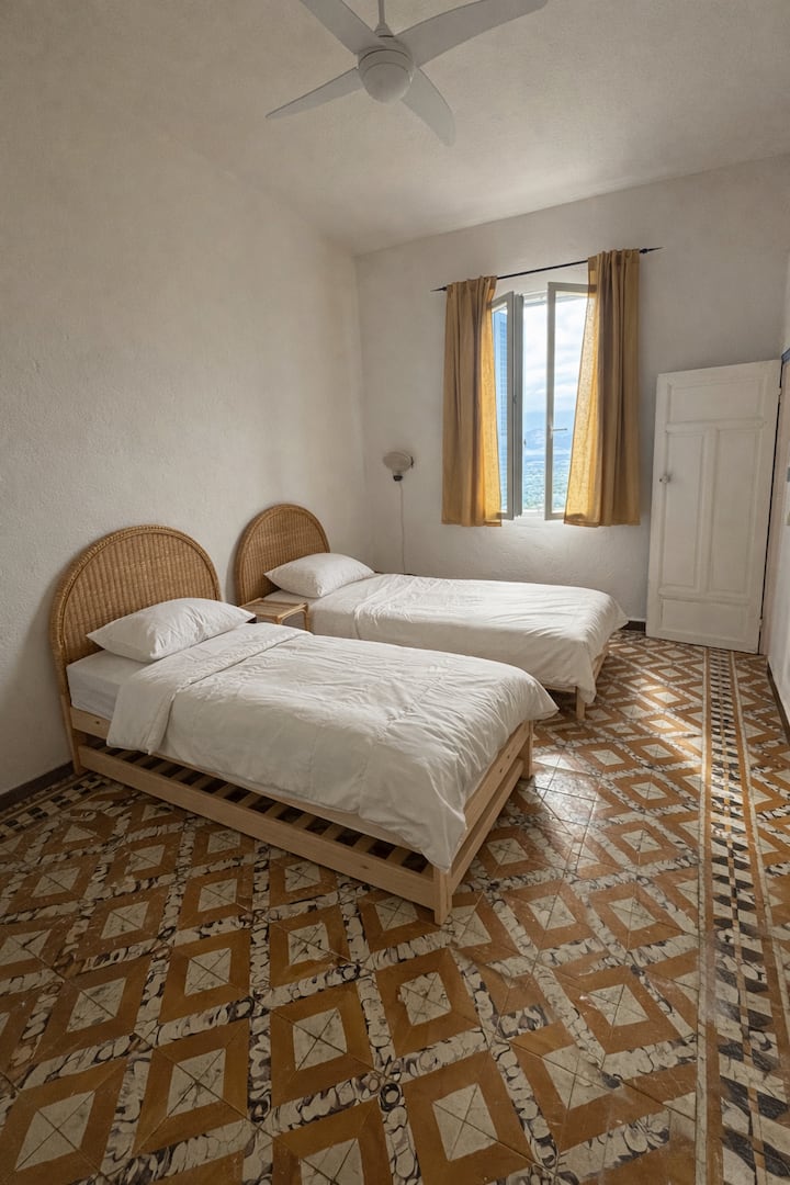 A Casa Mutoni – Vidiecky dom s výhľadom na more a hory Lumio – 10 osôb – spálňa 4, spoločná izba s plochou 16 m², 4 jednolôžka (2 vysúvacie postele) + veľká skriňa, možnosť usporiadania ako 1 manželská posteľ + 2 jednolôžka 