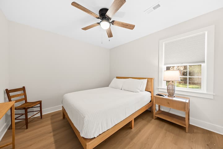 Habitación 2
Este dormitorio cuenta con un colchón de espuma viscoelástica tamaño queen, TV de 42", ventilador de techo y persianas que oscurecen la habitación para una noche de sueño confortable. El armario tiene un portaequipajes y la lámpara de la mesita de noche incluye un puerto USB incorporado.
