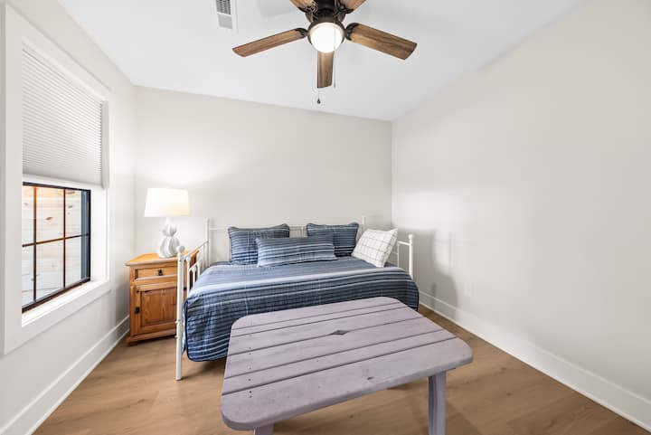 Habitación 3 / Oficina
Este dormitorio cuenta con un sofá cama, ventilador de techo, persianas que oscurecen la habitación y un televisor de 42". También sirve como oficina privada con un escritorio y una silla ergonómica, perfecta para trabajar de forma remota.