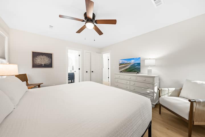 Dormitorio principal
El dormitorio principal cuenta con un colchón de espuma viscoelástica tamaño king, un televisor de 42", ventilador de techo y persianas que oscurecen la habitación para una noche de sueño confortable. Un baño privado en suite completa el espacio.