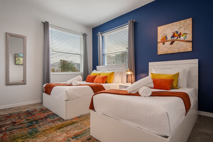 ห้องนอนที่สว่างและน่าอยู่นี้เหมาะสำหรับครอบครัวหรือเพื่อนที่เข้าพักร่วมกัน ด้วยเตียงสบายสองเตียง สีสันที่อบอุ่น และแสงธรรมชาติ ทำให้เป็นที่พักที่เหมาะสำหรับการพักผ่อน เติมพลัง และเพลิดเพลินกับช่วงเวลาที่มีคุณภาพร่วมกันหลังจากวันที่สนุกสนาน