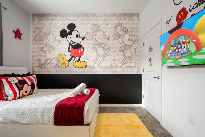 ทำให้ทุกคืนเป็นเวทมนตร์ในห้องที่ได้รับแรงบันดาลใจจากมิกกี้ที่น่ารักนี้ ด้วยเตียงที่สบายและการตกแต่งที่ร่าเริง ที่พักแห่งนี้จึงเป็นสถานที่พักผ่อนที่สมบูรณ์แบบสำหรับเด็กเล็กและเป็นพื้นที่ที่สนุกสนานที่เพิ่มความมหัศจรรย์ให้กับการพักผ่อนของครอบครัวคุณ