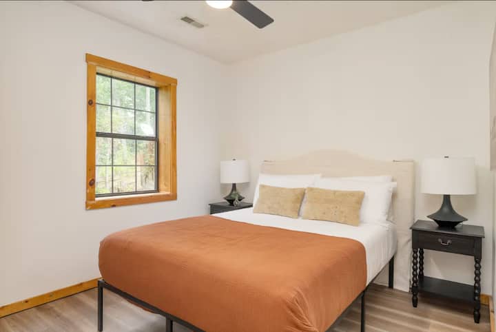 Cama tamaño queen en el dormitorio privado de la planta baja. 