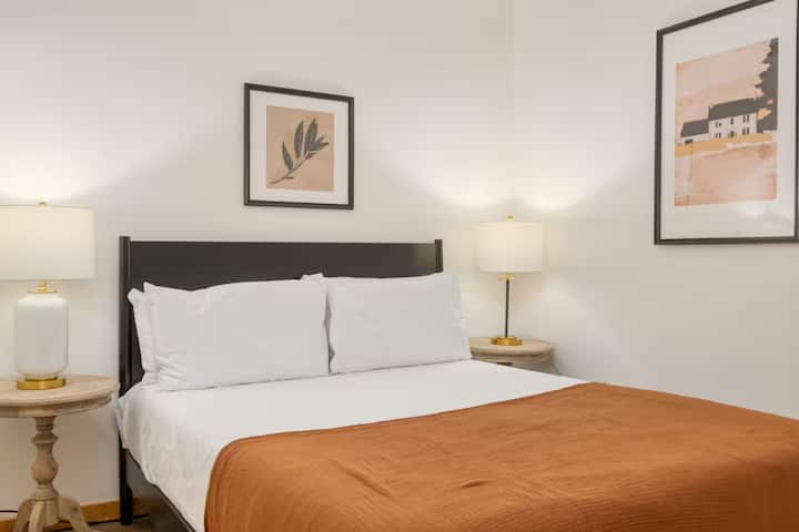 Cama tamaño queen en el dormitorio privado de la planta baja.