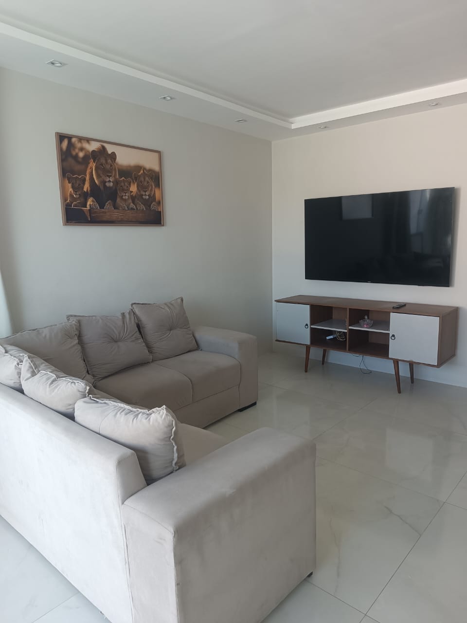 Разполага с удобен диван, идеален за почивка след целодневна разходка, както и телевизор с плосък екран, идеален за гледане на филми, сериали или почивка със семейството.