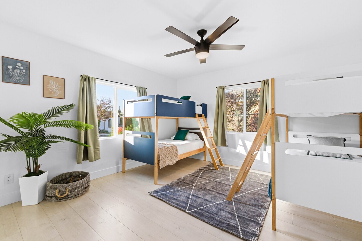 Roligt och funktionellt våningssängsrum med två enkelsängar, plus en spjälsäng och en luftmadrass för extra flexibilitet. Detta utrymme är perfekt för barn eller grupper och är utformat för komfort, bekvämlighet och delade äventyr.