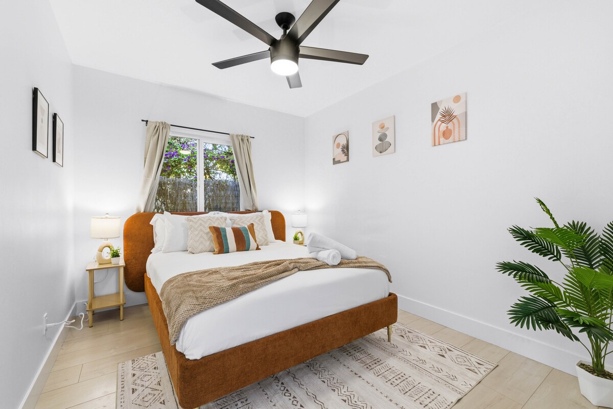 Mysigt och bekvämt sovrum med en dubbelsäng och en rymlig garderob. Perfekt för en lugn natts sömn och en lugn tillflyktsort under din vistelse.