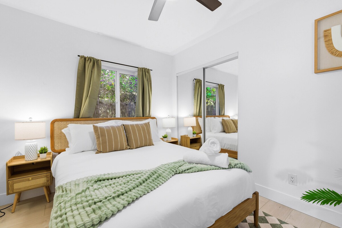 Ljust och inbjudande sovrum med en dubbelsäng och gott om garderobsutrymme, utformat för komfort och en avkopplande vistelse.