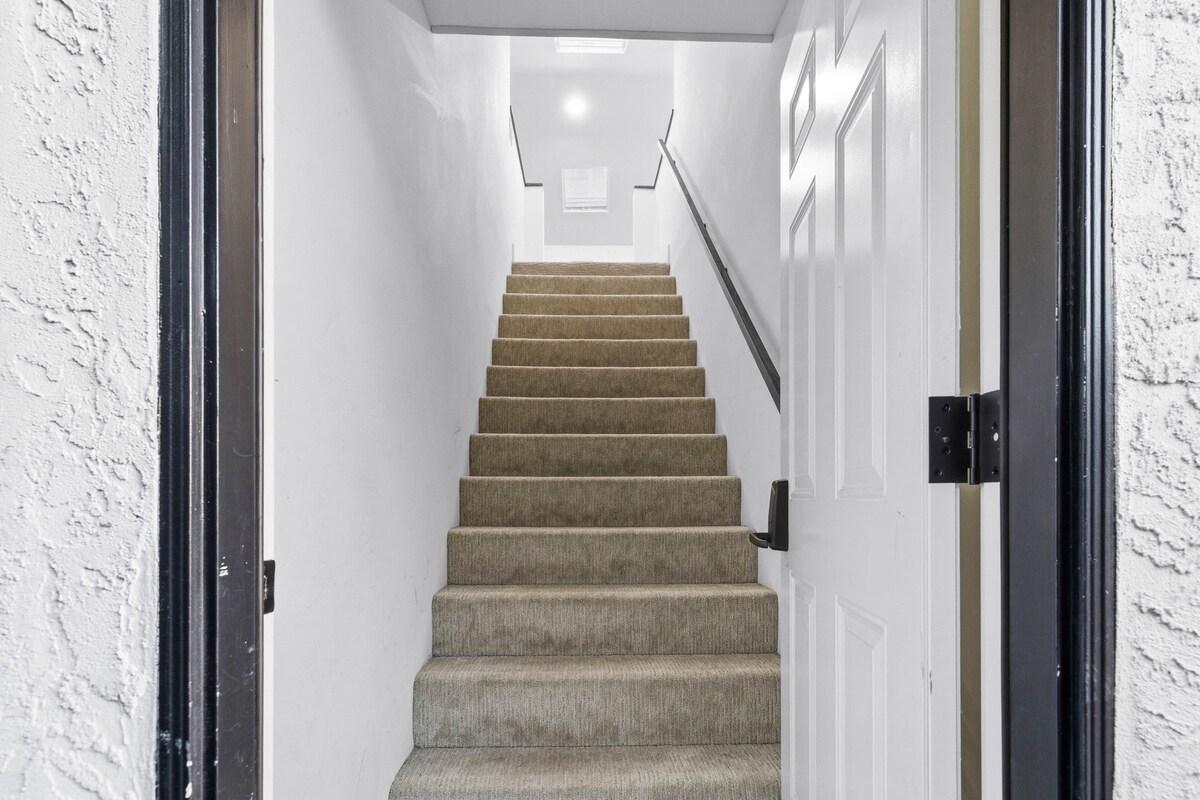 Njut av en egen ingång med egen dörr, som erbjuder fullständig avskildhet och säker, oberoende tillgång till studion på övervåningen. Perfekt för lite lugn tid, fokuserat arbete eller en fridfull tillflyktsort för alla i din grupp som behöver sitt eget utrymme.