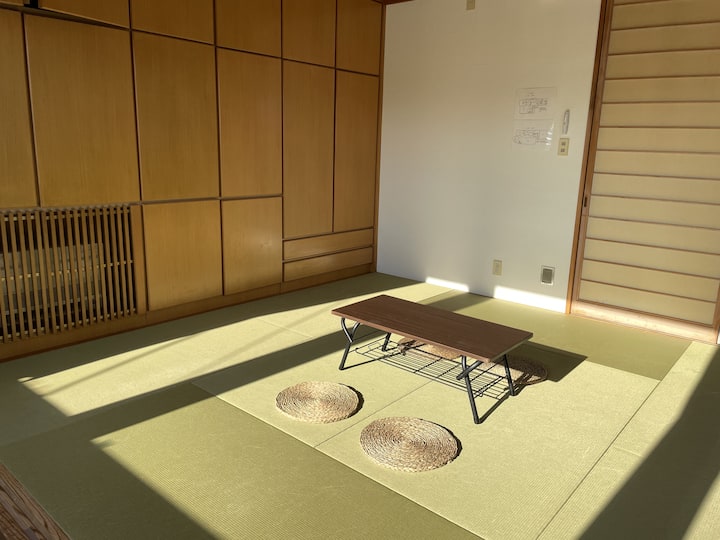 日当たり良好！敷布団が苦手な方は折り畳みベットのご用意もしております。