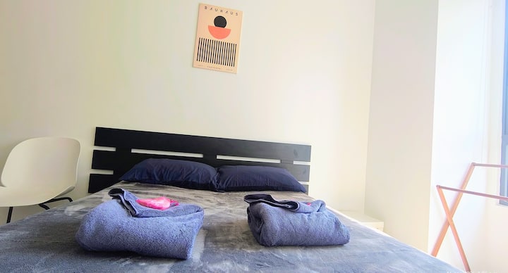 Espacio cómodo y bien iluminado, pensado para ofrecer descanso y privacidad, con una atmósfera relajante para los huéspedes.