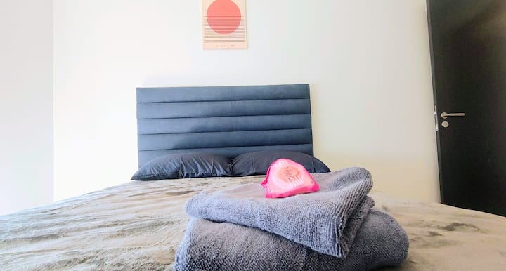 Recámara cómoda y funcional, equipada con clóset y mobiliario práctico, perfecta para estancias cortas o prolongadas.