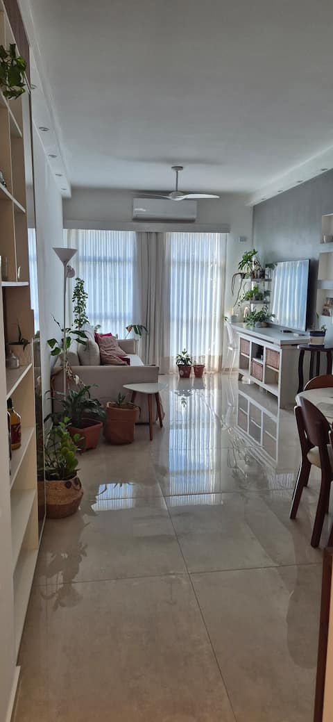 Airbnb em destaque: 3 Bedrooms / garage / close to the beach and Copacabana shopping em Copacabana