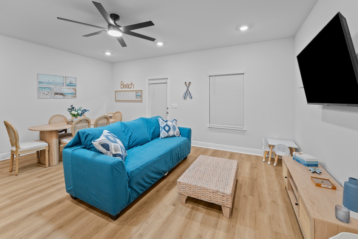 Top performing Airbnb: Pool | Brand New | Mins to Beaches | Sleeps 11 in Midway