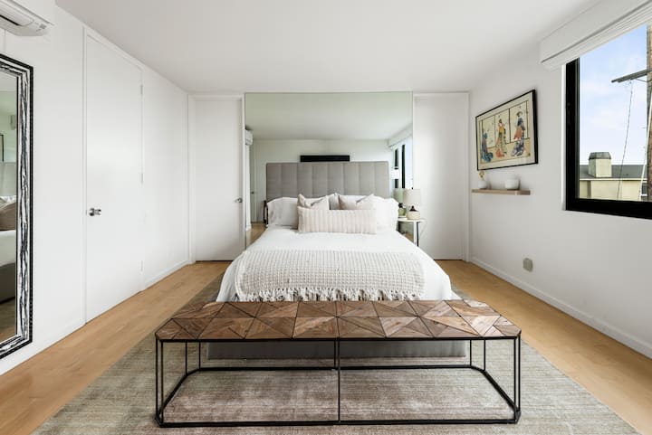 Habitaciones frescas y aireadas con impresionantes vistas, lujosa ropa de cama y una estética moderna que crea el refugio perfecto.