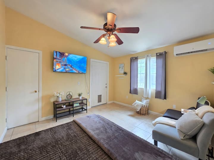 Cozy Studio With Private Yard - San Diego, CA