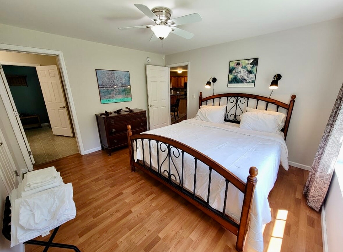 Hlavná spálňa s manželskou posteľou King. 