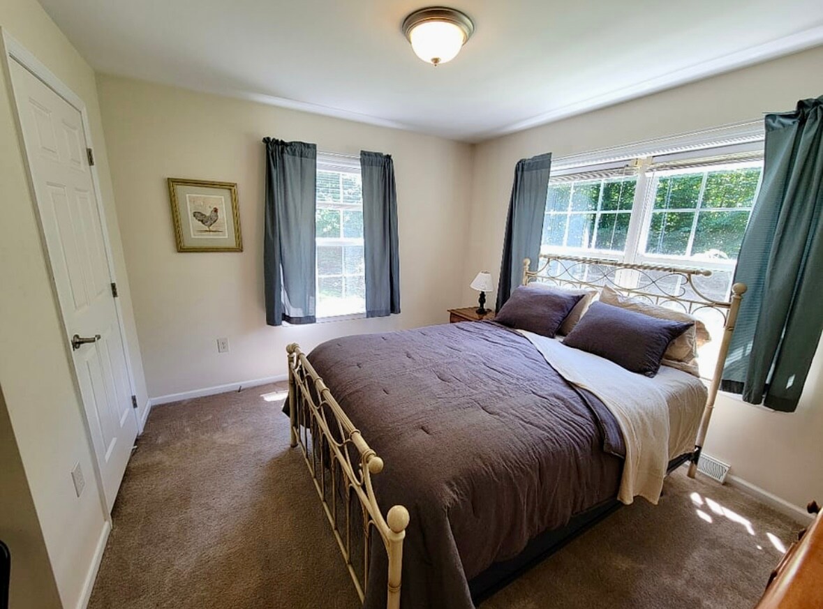 Spálňa s manželskou posteľou. 