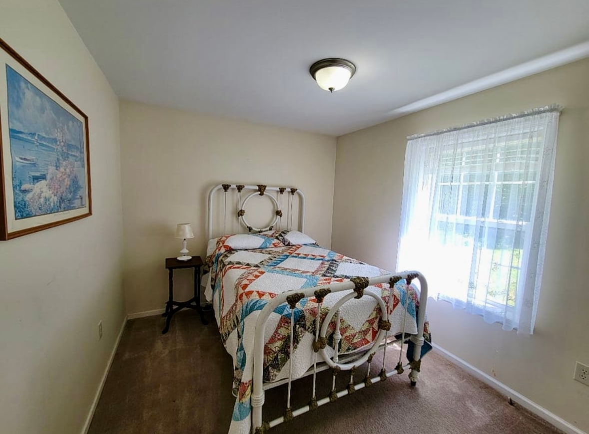 Spálňa s manželskou posteľou. 