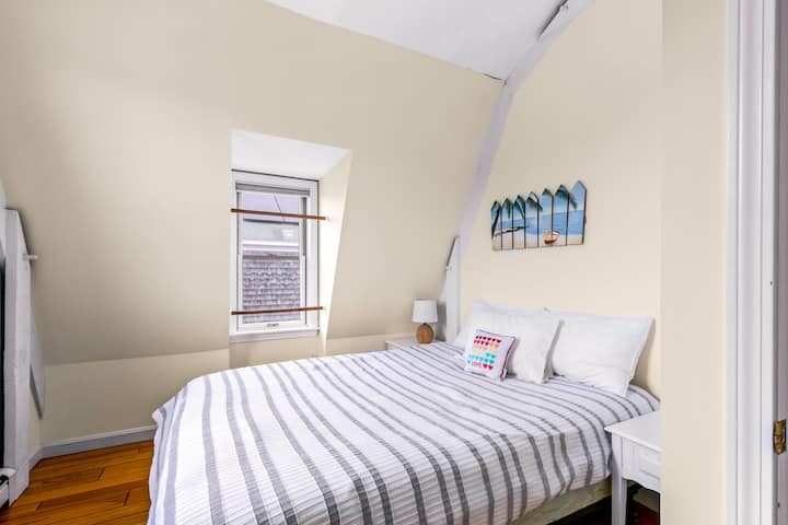 Bright and spacious second bedroom ideal for a comfortable night’s sleep.
