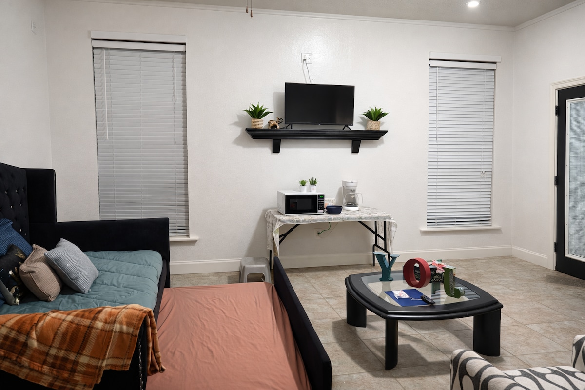 Gezellige woonkamer met uitschuifbaar bed voor extra ontspanning.