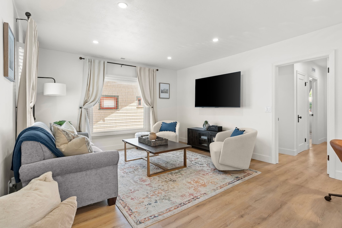 Top Airbnb: High End Sugarhouse Getaway w/ large Kitchen in Sugar House