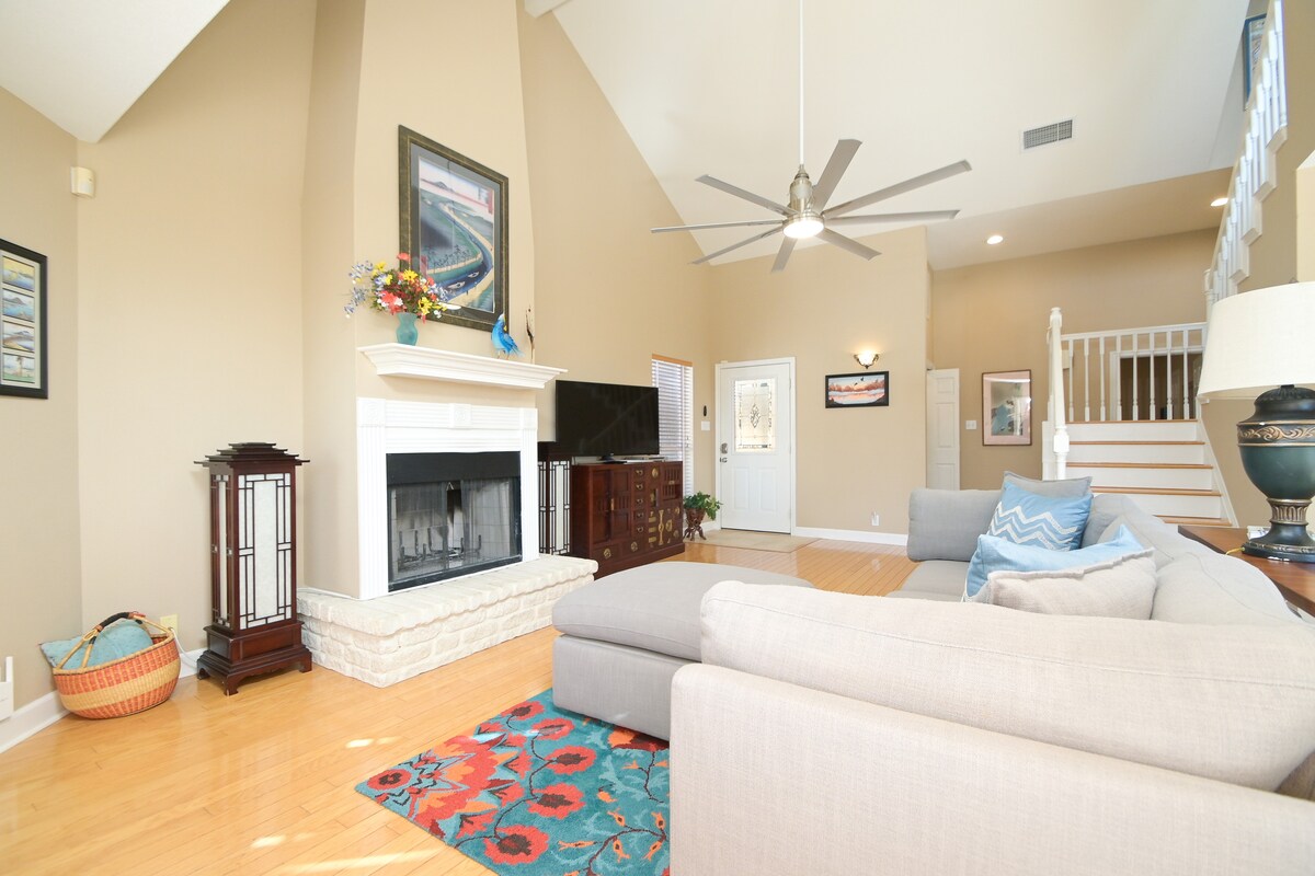 Top performing Airbnb: Views! Near Lake - Hot tub - King Mstr w/ Balcony in Canyon Lake