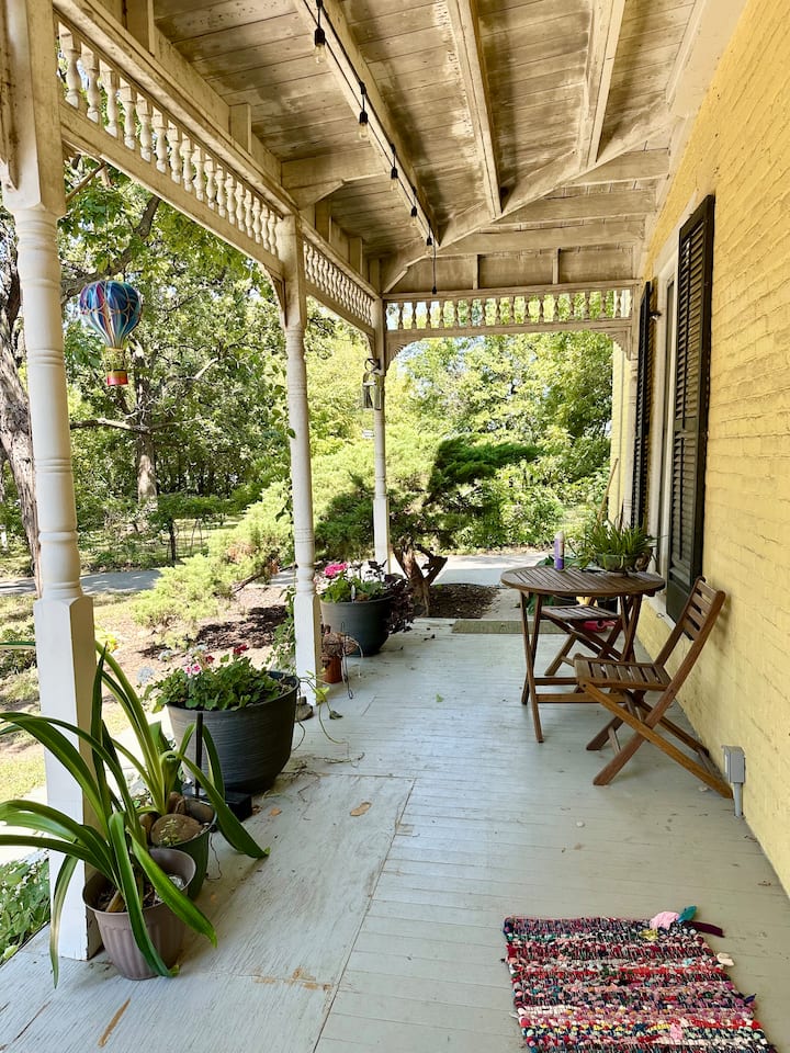 The Yellow House in Pleasant Hill - Houses for Rent in Pleasant