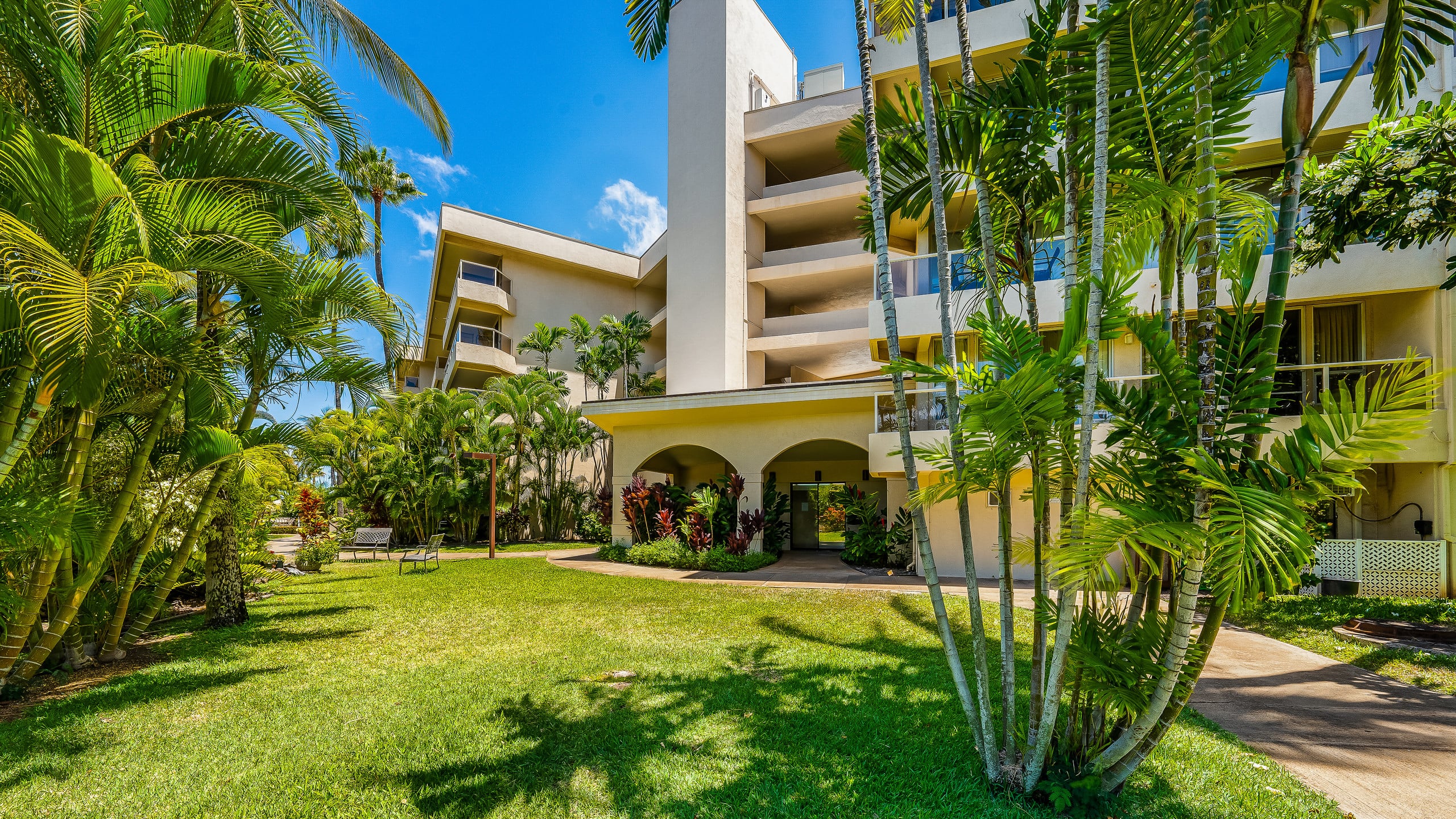 Maui Banyan, Prime Location, Across Kamaole Beach! - Image 9