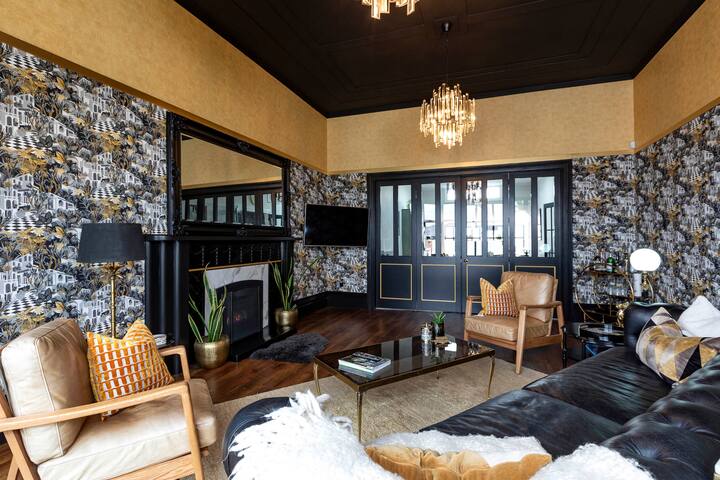 The Deco Retreat – Gold Room (Ensuite & Lounge) - Hāwera