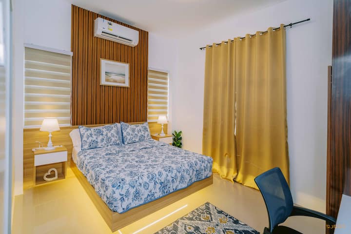 ️ Master’s Bedroom Retreat!
Enjoy a queen bed, warm lighting, and curtains/blinds for a cozy, restful sleep. This room also features its own bathroom, Smart TV, side tables with built in USB chargers, and office desk—perfect for relaxation✨