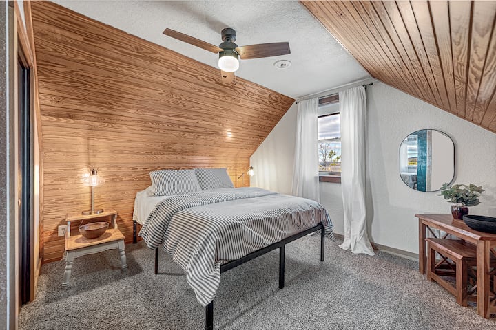 Dhoma e gjumit 3- kjo është dhoma e gjumit 2/2 në katin e sipërm të kabinës. Kjo dhomë ka një pamje të bukur të liqenit nga dritarja dhe gjithashtu hije të errëta. Një krevat dopio "queen", tavolina anësore, ulëse dhe një dollap i gjerë për të ruajtur sendet e tua personale. 