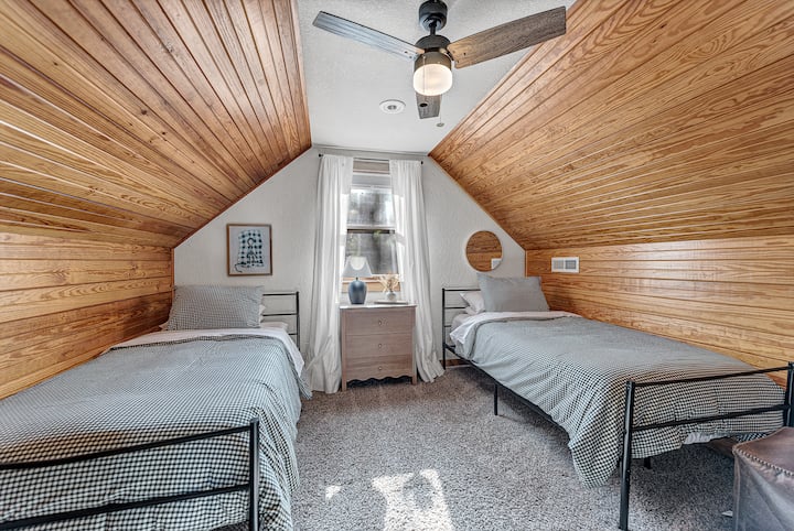 Dhoma e gjumit 2 - dhoma gjumi 1 nga 2 të vendosura në katin e dytë. Dritarja ka hije të errëta. Kjo dhomë ka dy krevate dopio me një dollap dhe hapësirë shtesë për të varur gjëra ose bagazhe. 