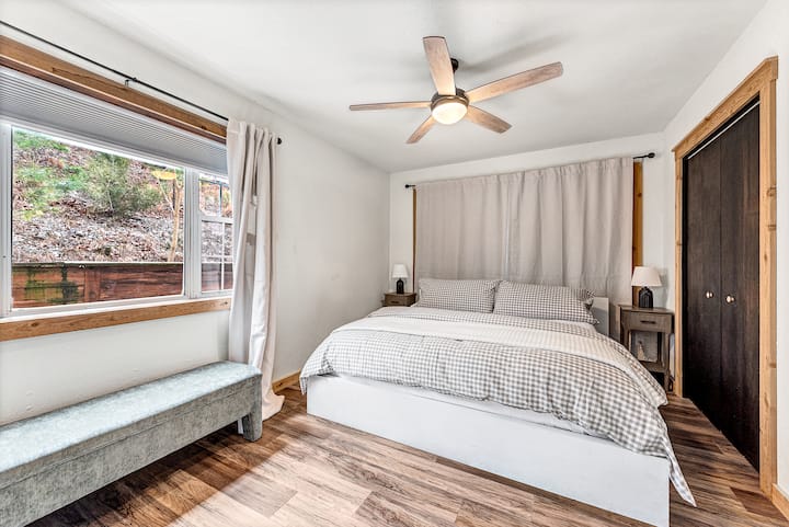 Dhoma e gjumit 1 - Dhoma e gjumit në katin kryesor ofron një krevat dopio "king" luksoz. Hiqni perdet e errëta në dritaret e mëdha, një dollap, ndenjëse dhe një tavolinë për ato ditë që punojnë nga shtëpia.