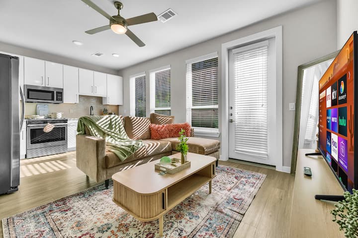Pastel Palm House | Luxury 1br Apartment + Views - Dallas, TX