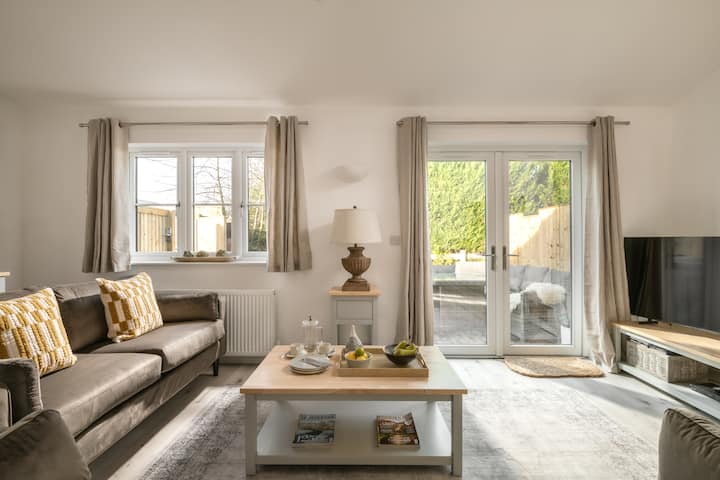 Newmarket - Modern Stay In Cotswolds With Hot Tub - South Cerney