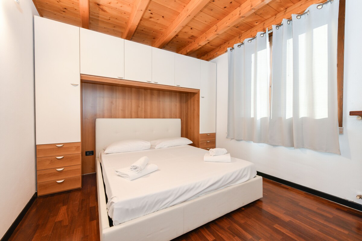 ห้องนอนคู่พร้อมโต๊ะข้างเตียงและตู้เสื้อผ้า