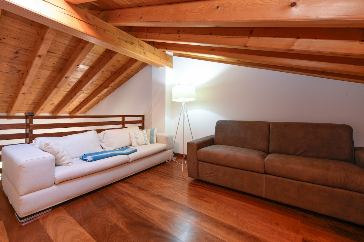 ชั้นลอยพร้อมโซฟาและเตียงโซฟา