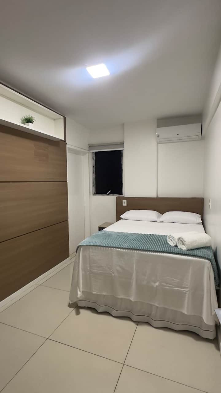 Habitación con baño privado, aire acondicionado tipo split y cama matrimonial